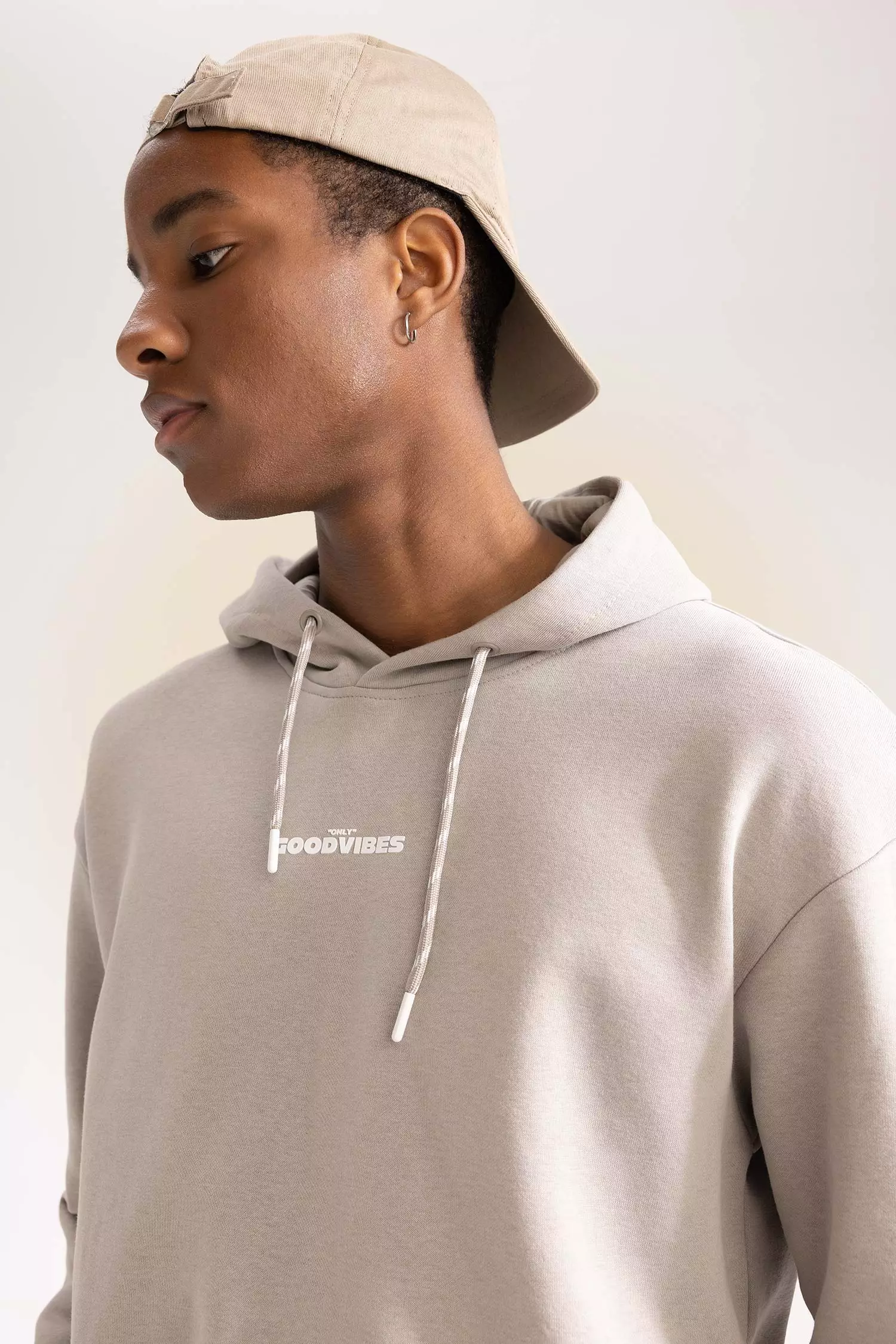 Hoodie defacto 2025