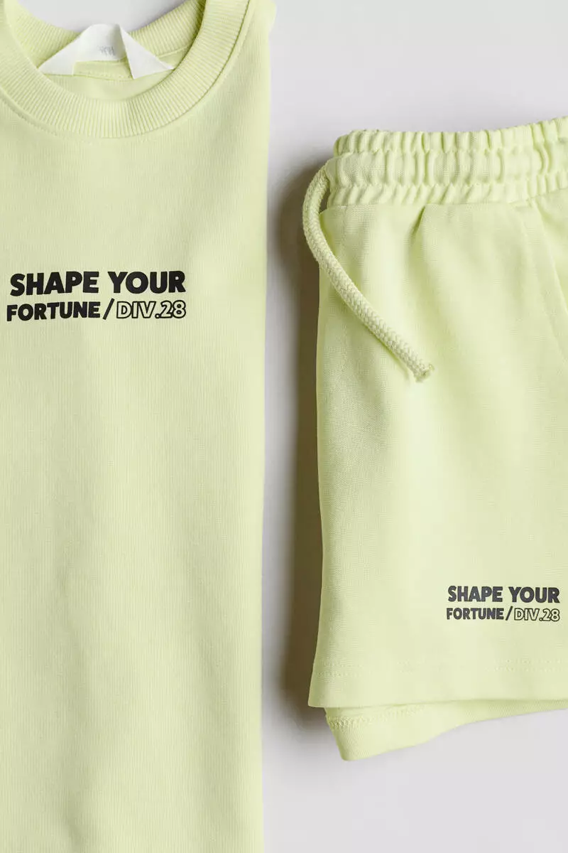 2-piece T-shirt and sweatshorts set