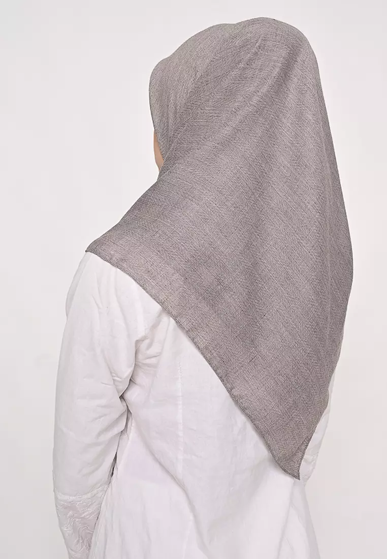 Segi Empat Voal Zaffron Jahit Tepi Grey