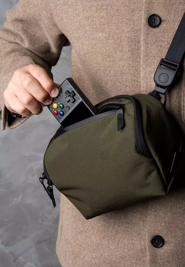 The Vertex Pouch Mini 2L Axoflux 300D Is A Desk Caddy By Day, Tech