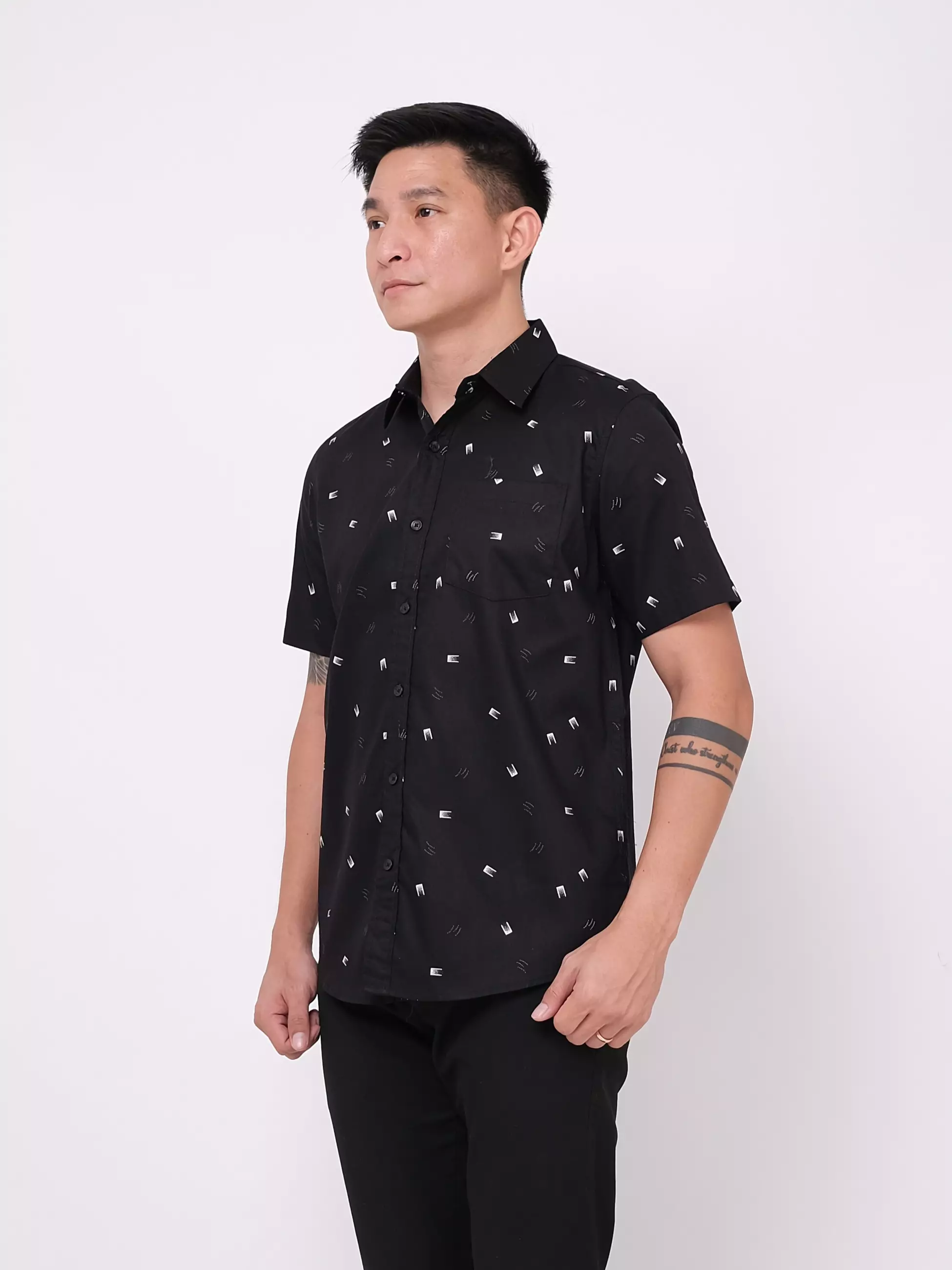 Kemeja Lengan Pendek Hitam Motif Kotak Kecil 16883