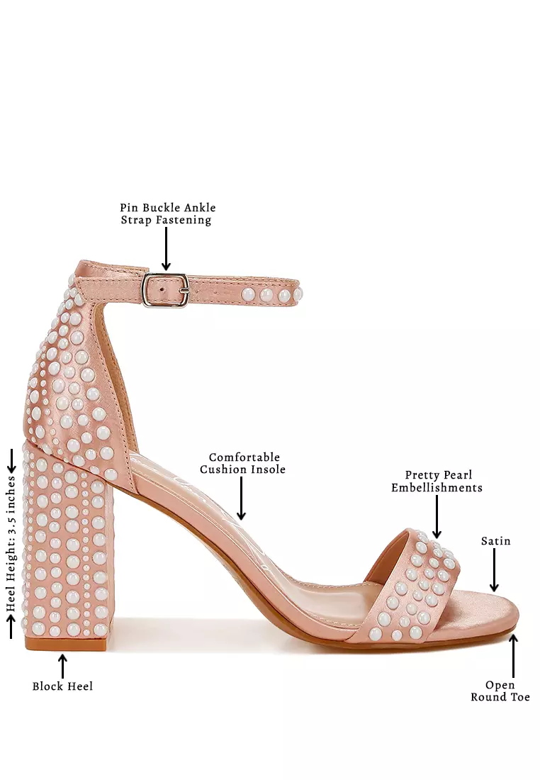 Sandal Satin Berhias Mutiara dalam Warna Rose Gold