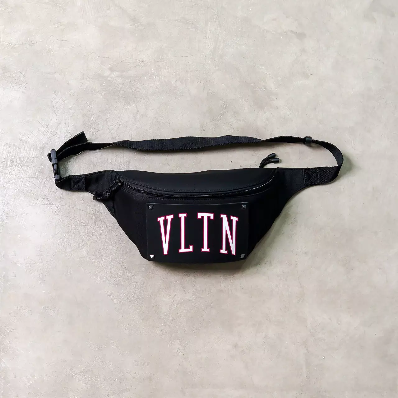 Tas VALENTINO VLTN TEXT WHITE BLACK WAIST BAG 100% ORIGINAL