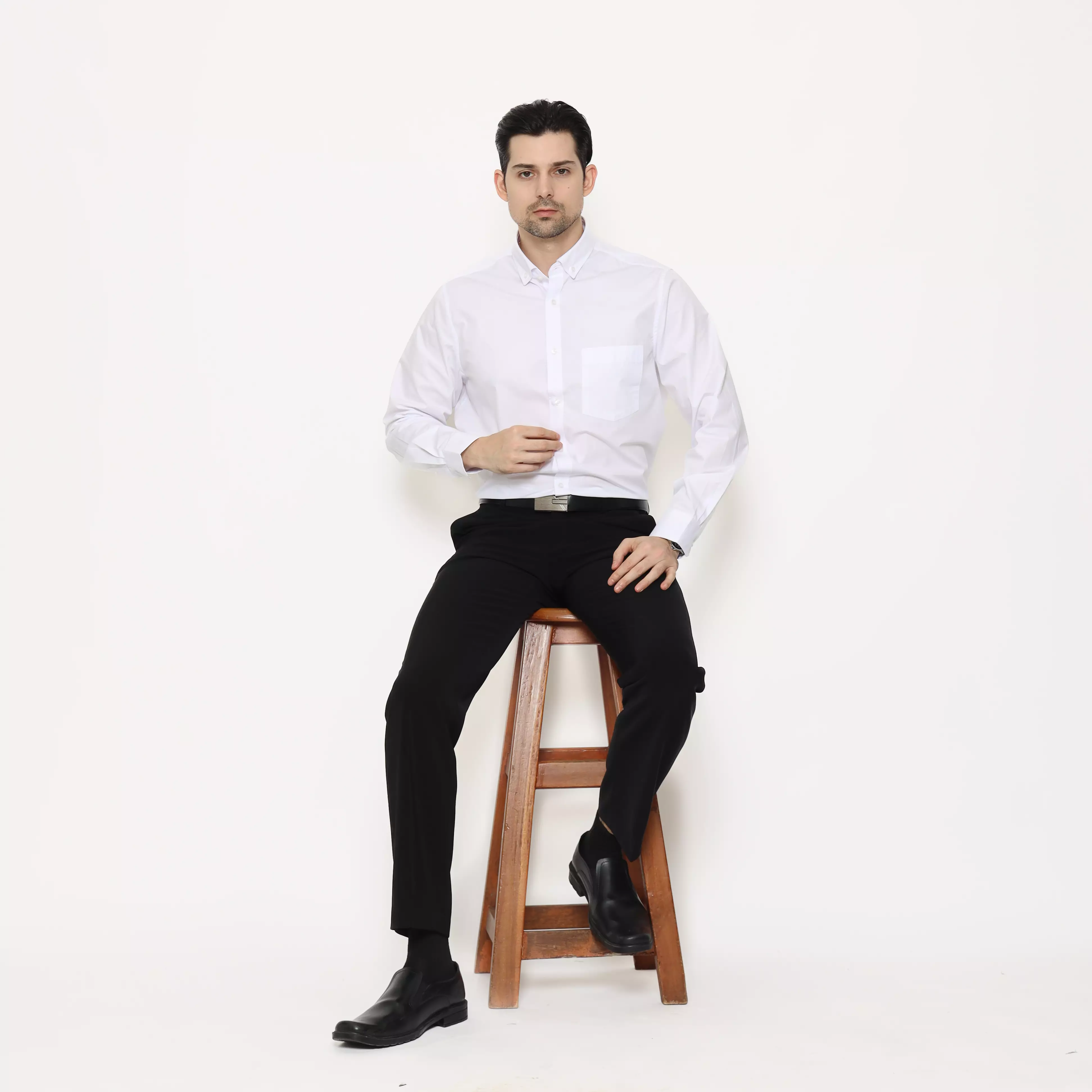 LAWELL DESMOND-MLRF Kemeja Formal Pria Putih Lengan Panjang Regular Fit Polyester Cotton