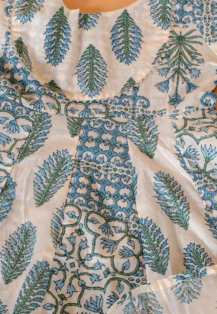 Neeldhara 女孩花卉印花 Anarkali Kurta 套装