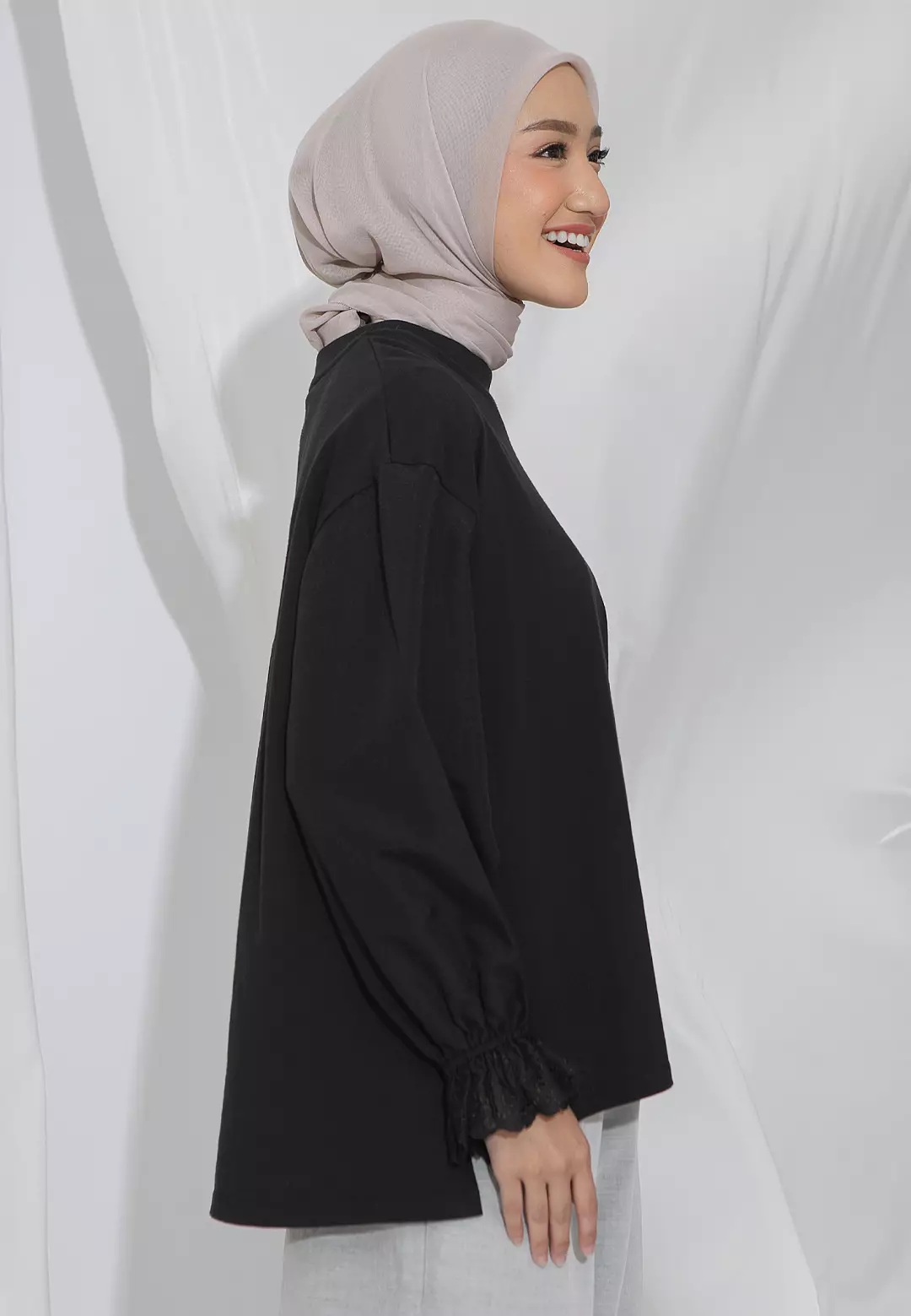 HijabChic Devara Black Top - Kaos Daily Cotton Combed Lembut Lace Lengan