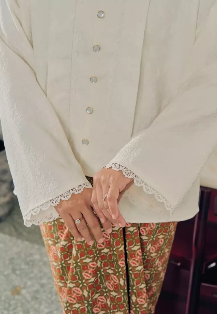 KEBAYA ANOM Top in Santan Cream