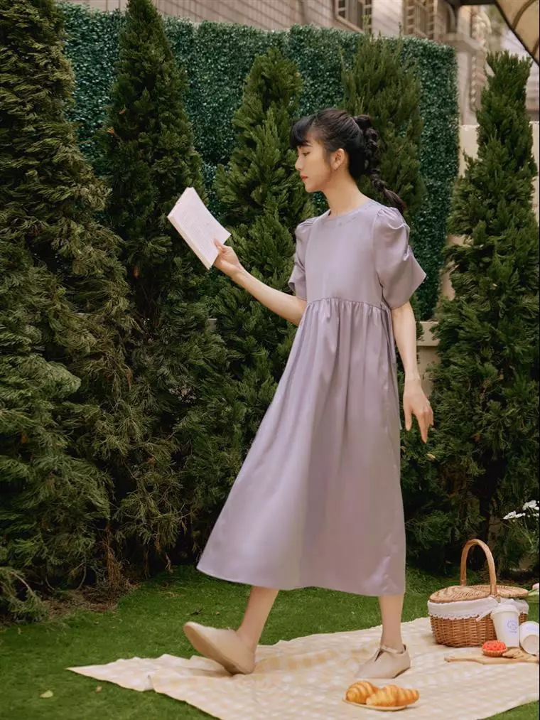 OB嚴選 咖啡廳家族．質感角色印花厚雪紡綁帶洋裝《KG1570》