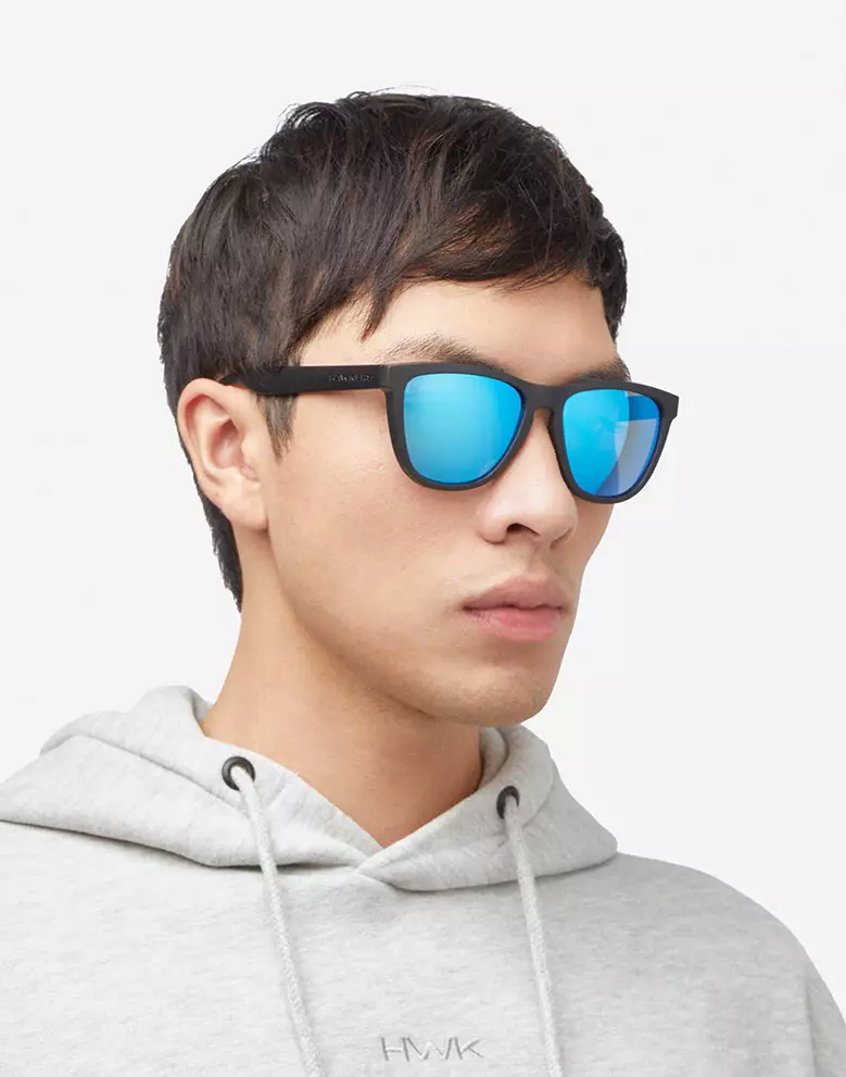 HAWKERS POLARIZED Black Clear Blue ONE RAW. Sunglasses for Men and Women, Unisex. UV400 protection. Official product designed and made in Spain. HONR22BLTP