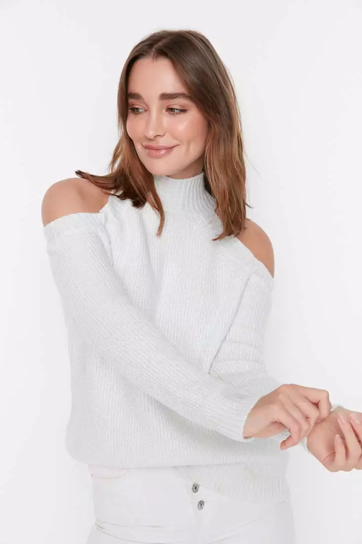 White cold 2025 shoulder sweater