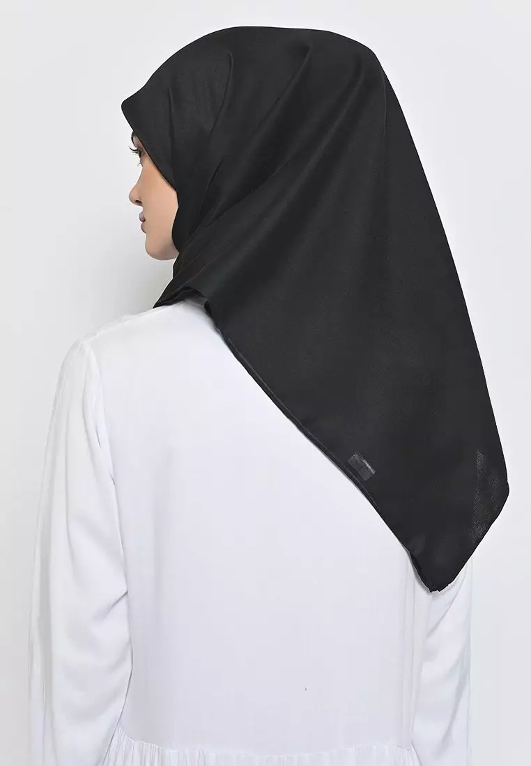 Hijab Segi Empat Voal Lily Jahit Tepi Black