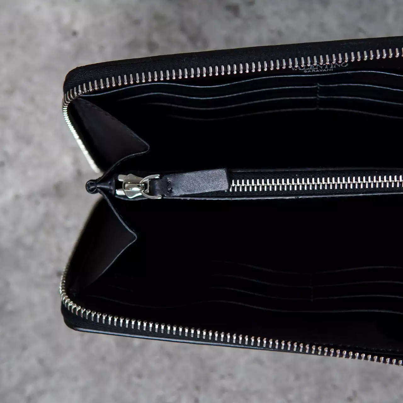 Dompet VALENTINO VLTN TEXT ALL BLACK ZIP LONG WALLET WITH HANDLE 100% ORIGINAL