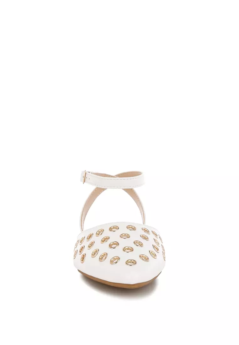 Sandal Datar Detail Lubang Tali Metalik Warna Putih