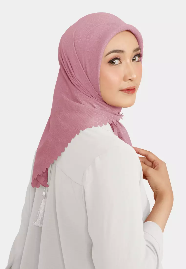 Cotton Bee - Hijab Segiempat Rayyansa Tassel Emboss Lasercut 