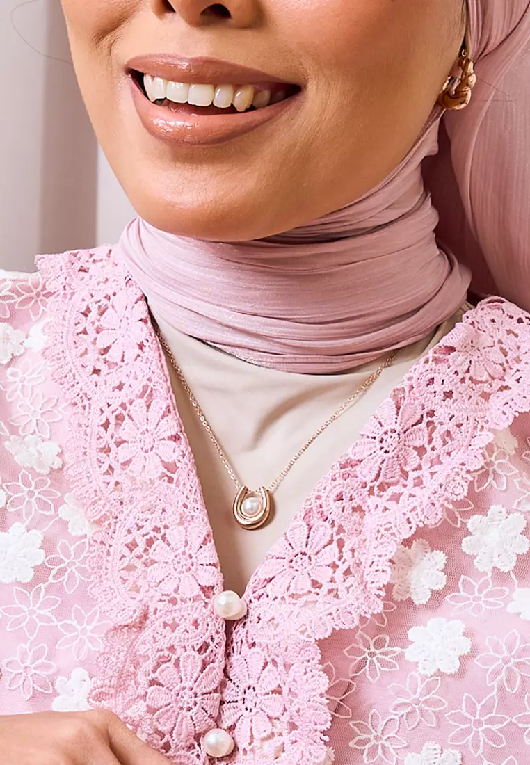 Unice Unique "U" Shape with Pearl Pendant Chain Necklace in Rose Gold