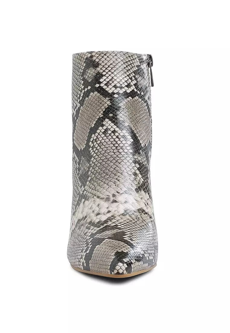 Sepatu bot hak stiletto bertekstur dengan motif ular