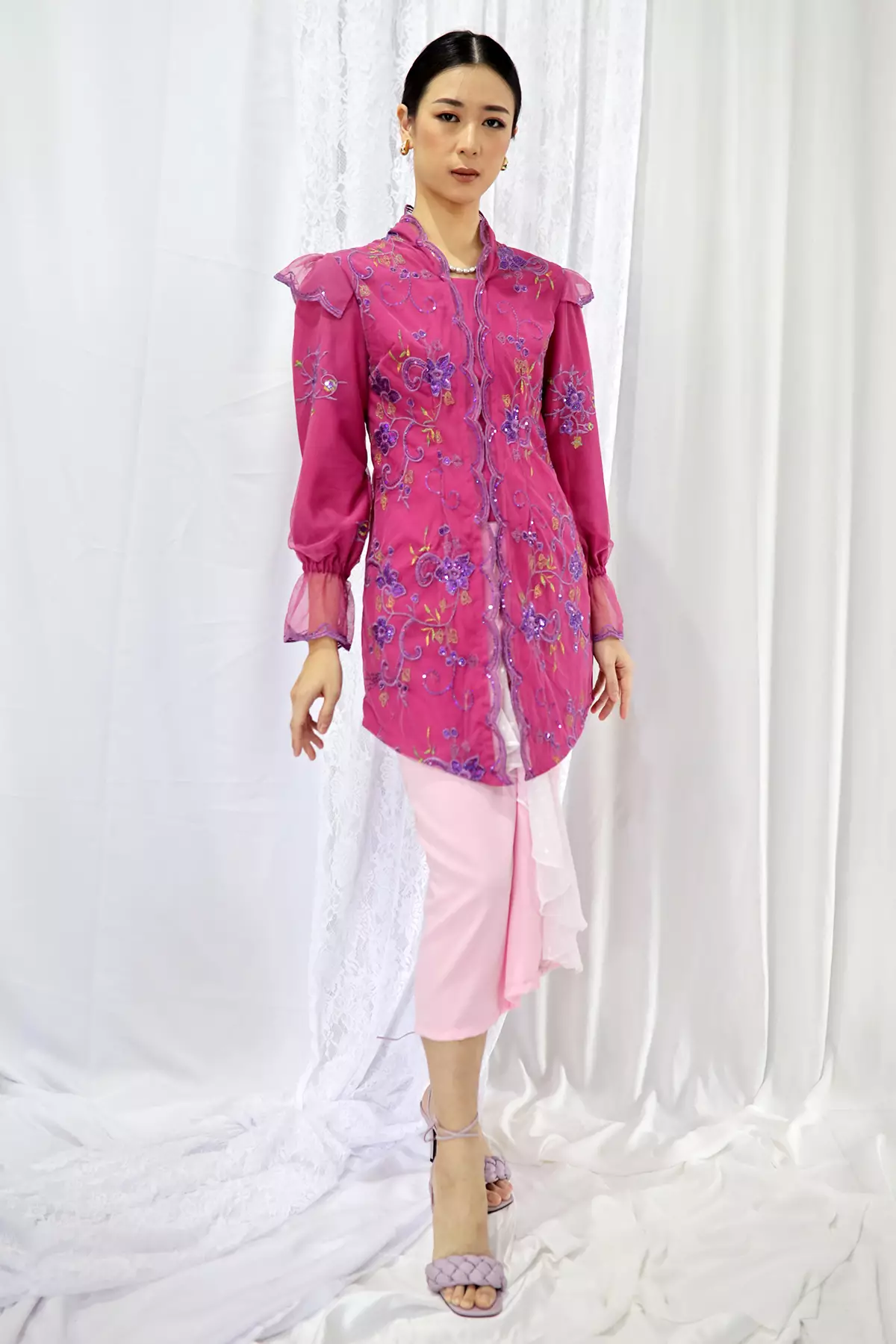 Arawinda Seruni Raya Brokat Nila Kebaya