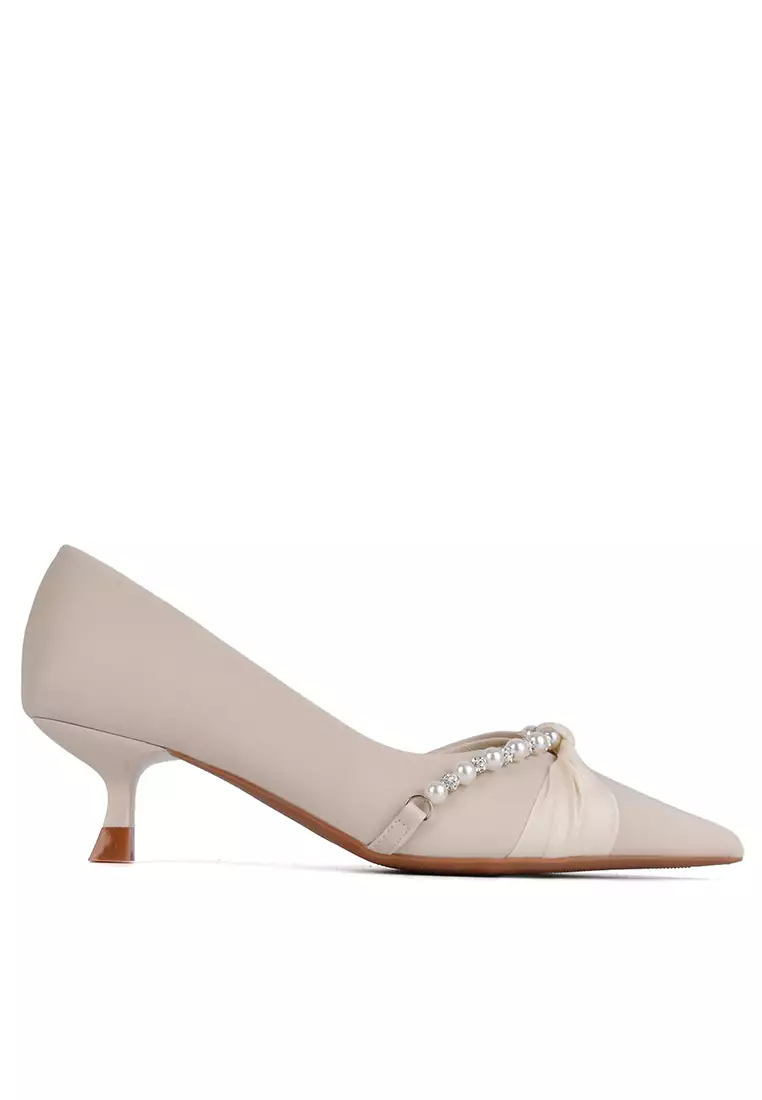 Discount on Twenty Eight Shoes  shoes - SKU: 5cm Pearl Chain Pointy Satin Pumps Xj339-32