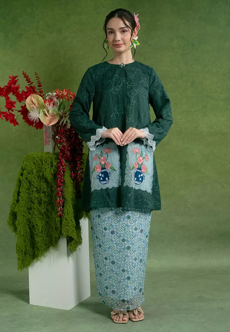 Umaira 刺繡長裙套裝