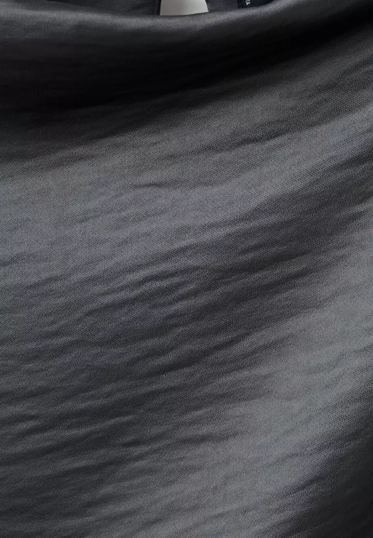 綢緞皺褶連身裙