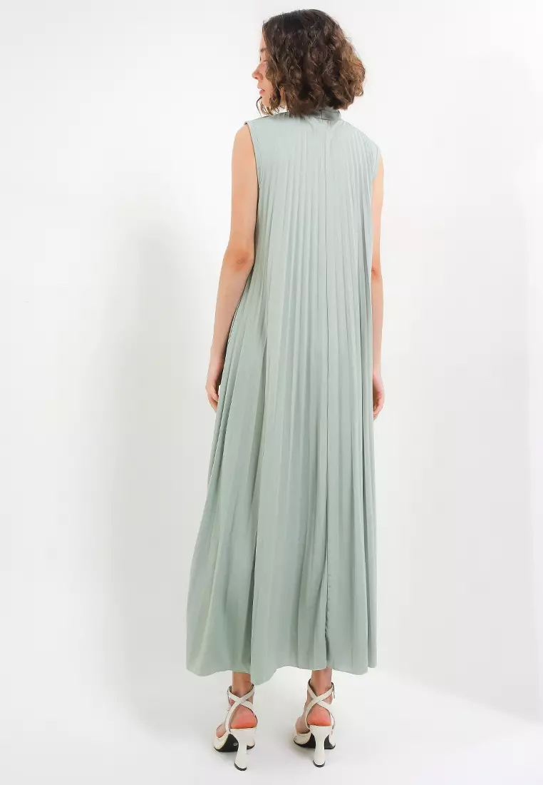 Highcollar Pleated Sleeveless Long Dress