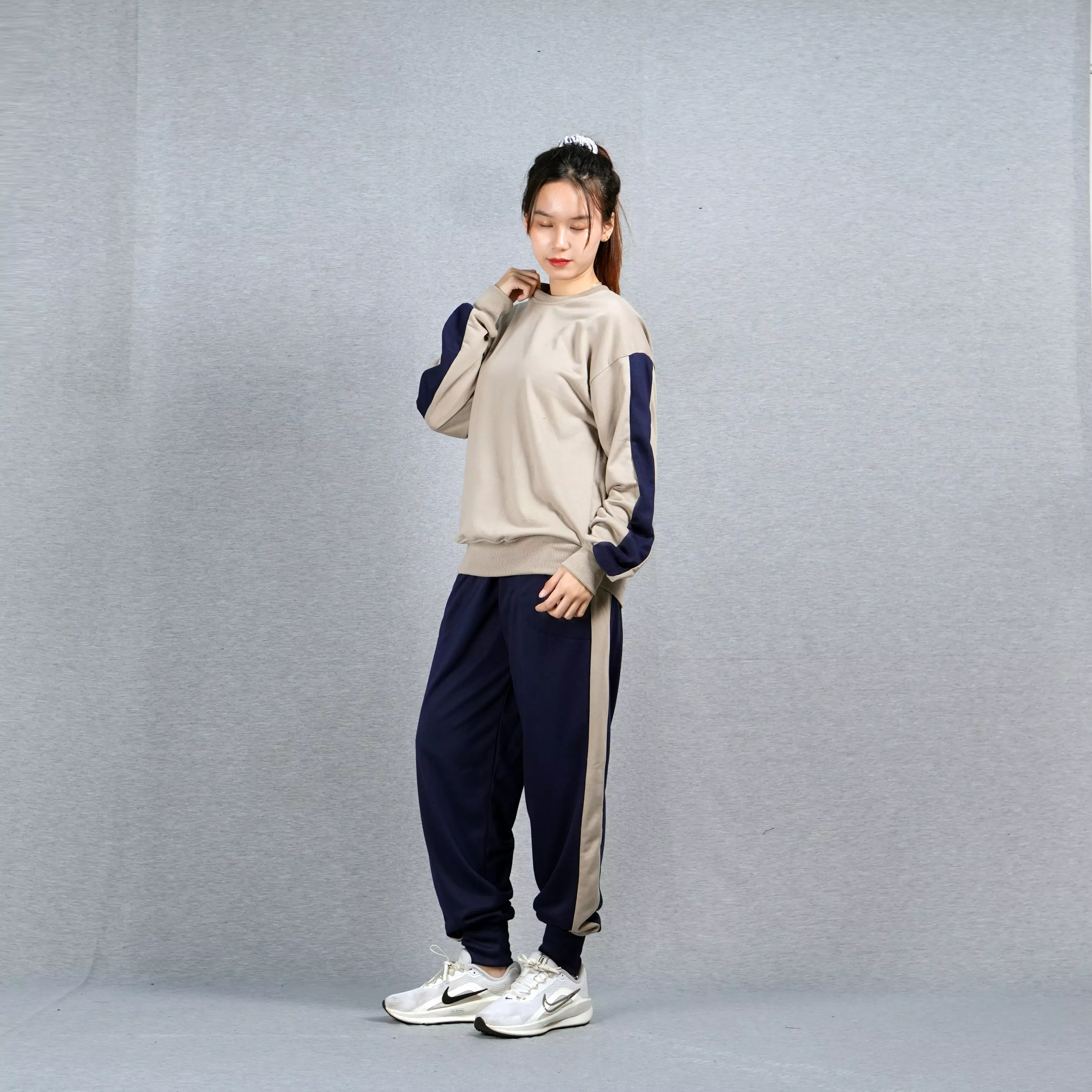 Sweater Wanita Lengan Panjang Crewneck Sweatshirt Long Sleeve Sweater - KREM