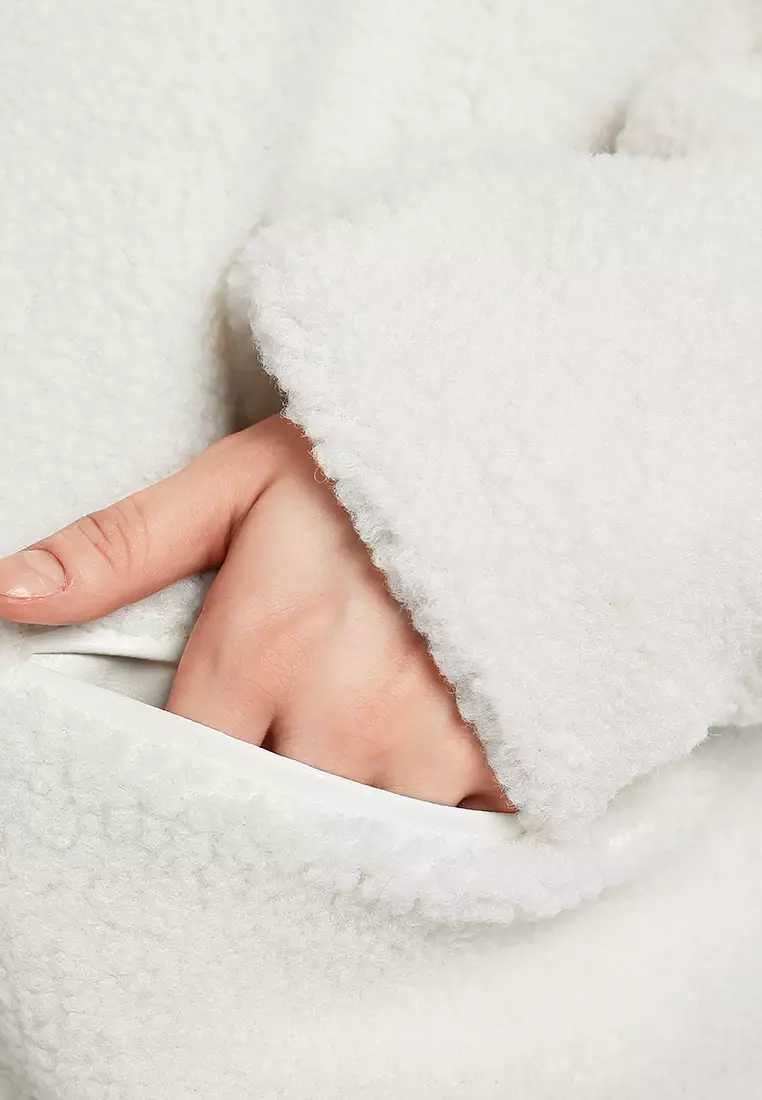 Jaket Teddy Berbulu Palsu Ukuran Besar Warna Ecru