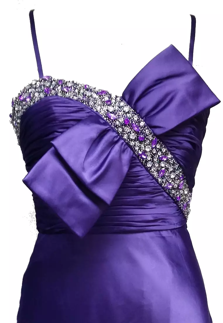 華麗的釘珠蝴蝶結綢緞晚禮服