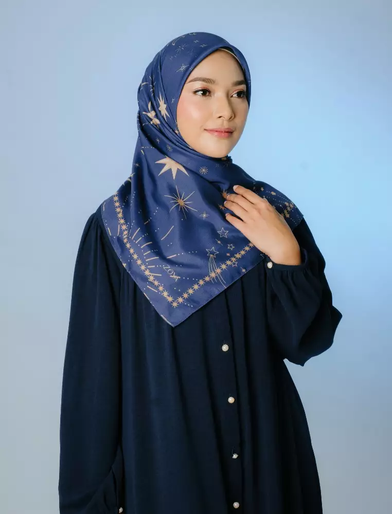 AMBERLY Scarf Navy - Kerudung Hijab Segiempat Motif With Pouch Ziplock - Bahan Poly Fine - Ukuran 110x110