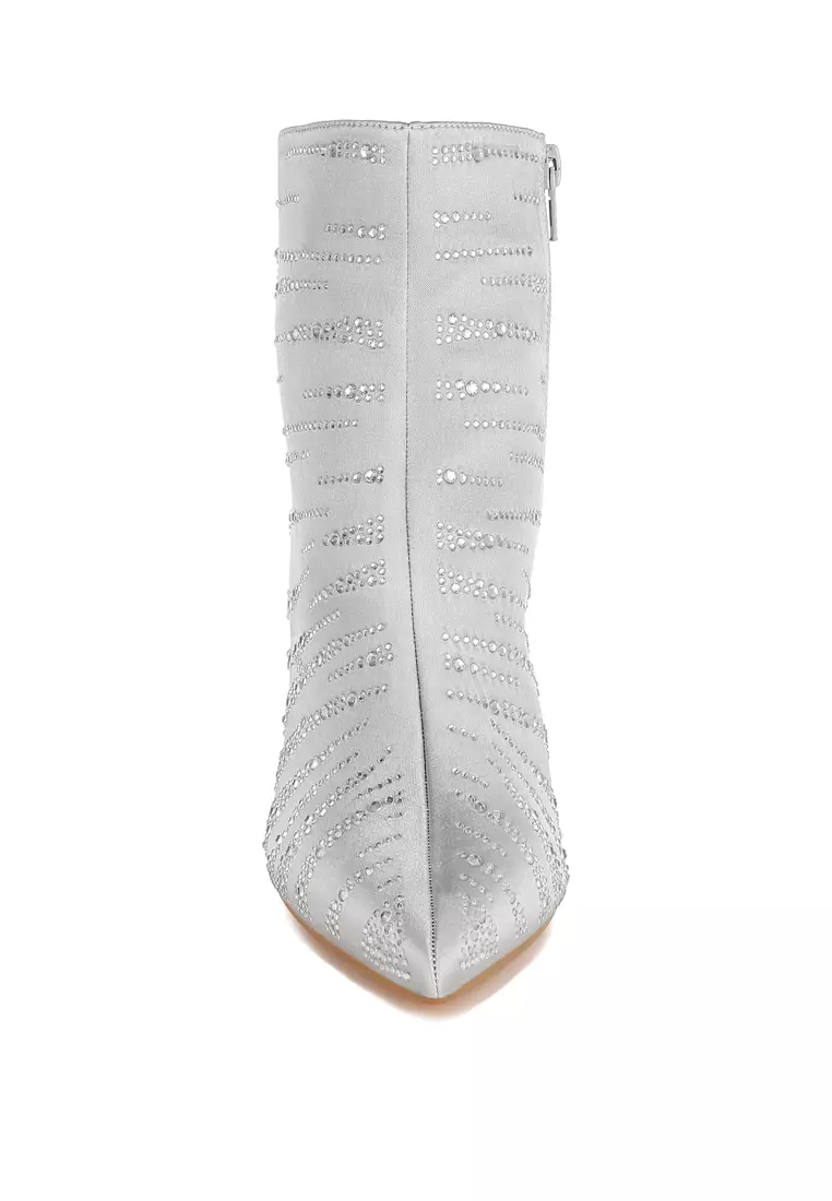 Sepatu Bot Pesta Satin Rhinestone Ankle dalam Warna Perak