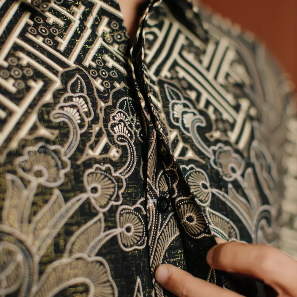 Pinggala Black Kemeja Batik Furing Regular Fit Foil