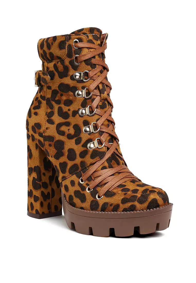 Sepatu bot berkerah dengan bantalan kulit ular bermotif macan tutul