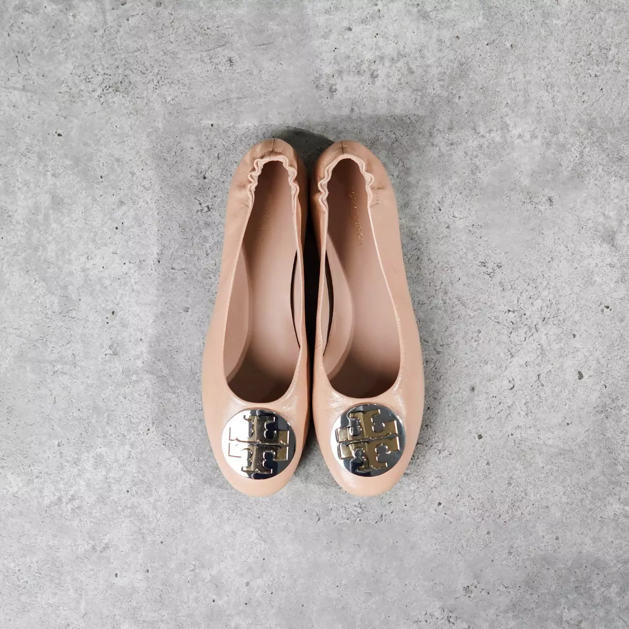 Sepatu TORY BURCH CLARIE BALLET GHW BEIGE SAND FLAT SHOES 100% ORIGINAL