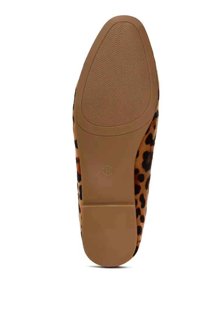 Sepatu Rumbai Suede Mikro dalam warna Leopard