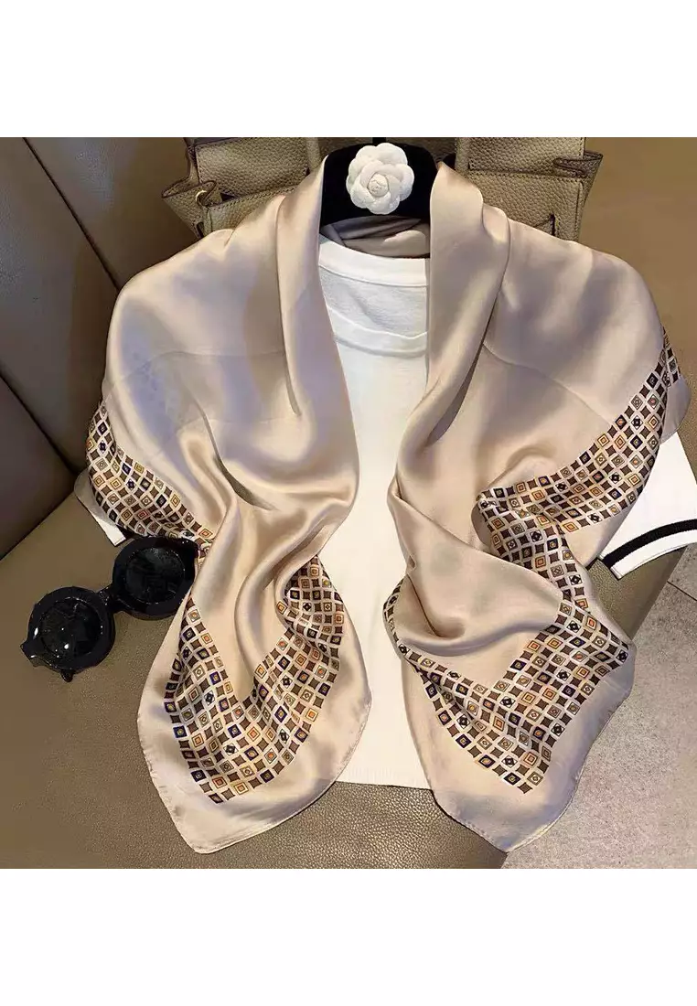 Aksesoris Scarf Wanita Monogram Border Motif Silky Square Satin Scarf Segi Empat Ukuran Kecil Nude Beige