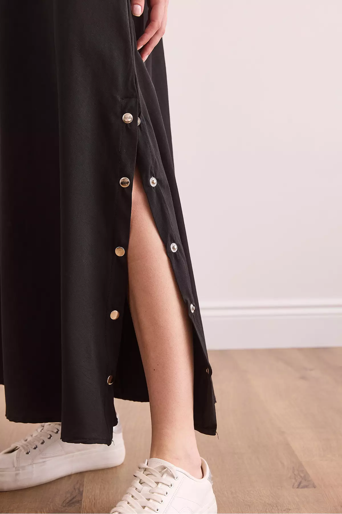 Women's Black Pocket Bell Skirt With Elastic Back Snap Detail Etk- 19000311