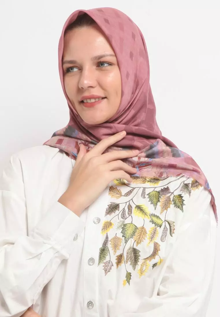 KLA Itang Yunasz Hijab Ariana Salmon