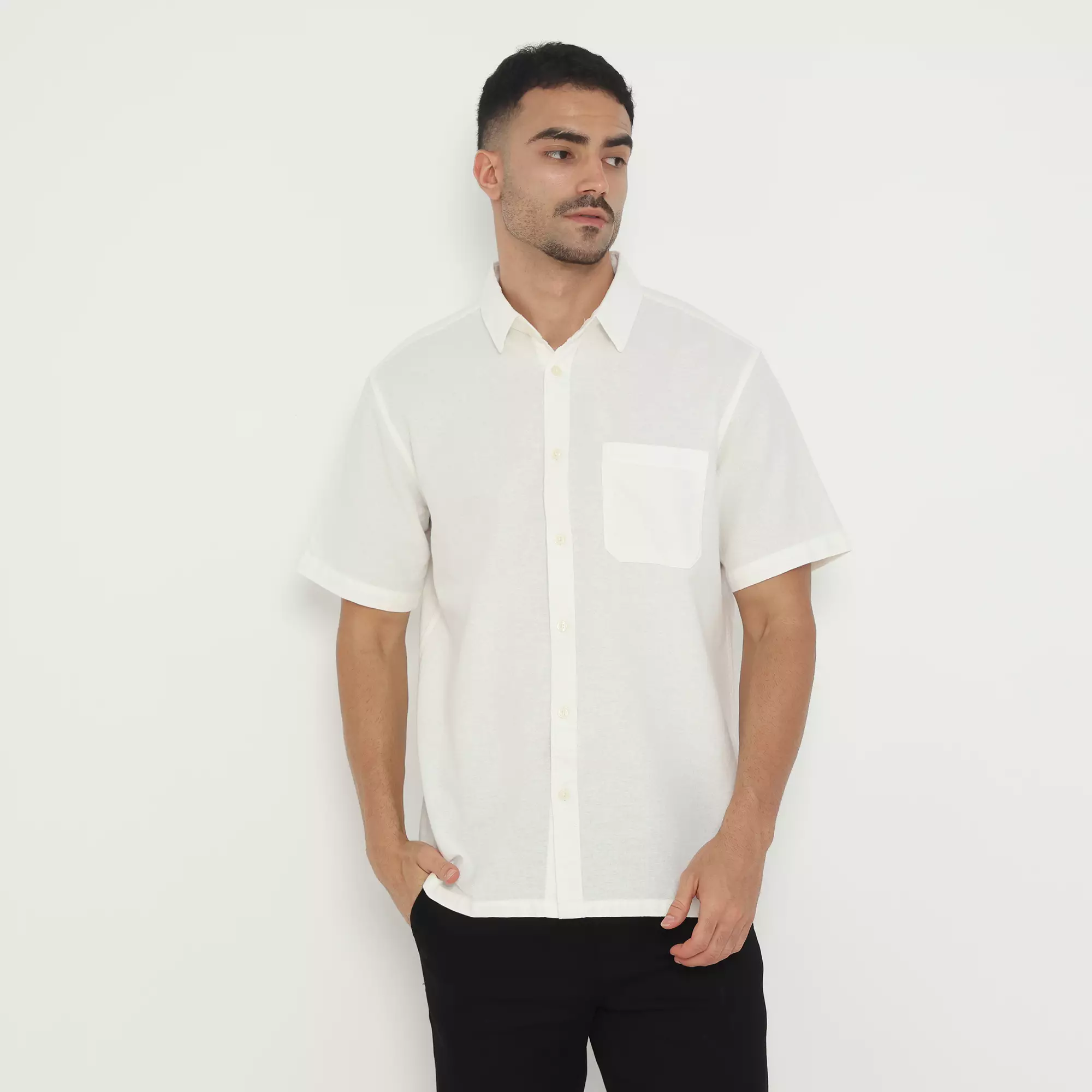 Men & Clo x PLATINI | Kemeja Pria Basic Polos Lengan Pendek Katun White 1090 