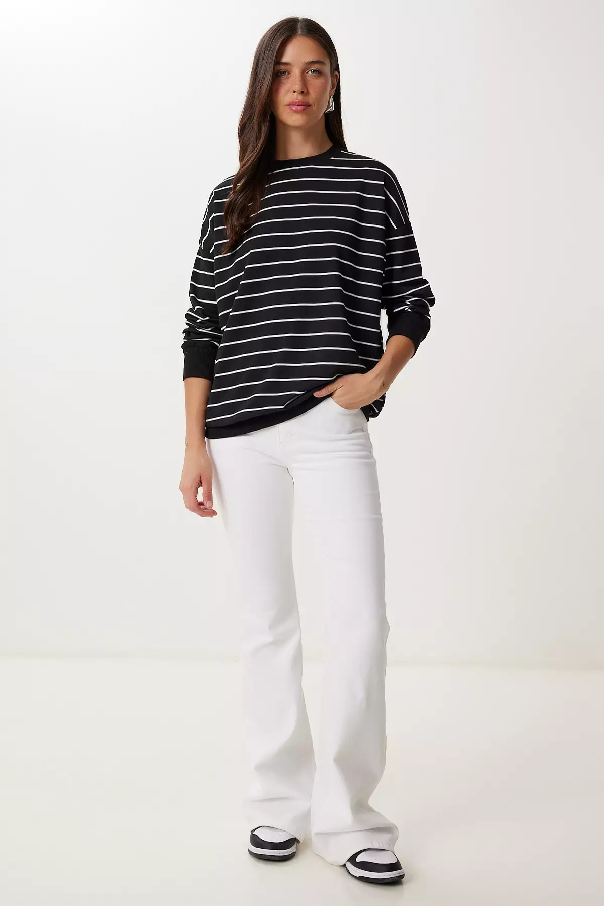 Women's Black White Striped Oversize Knitted Sweatshirt Zv00339