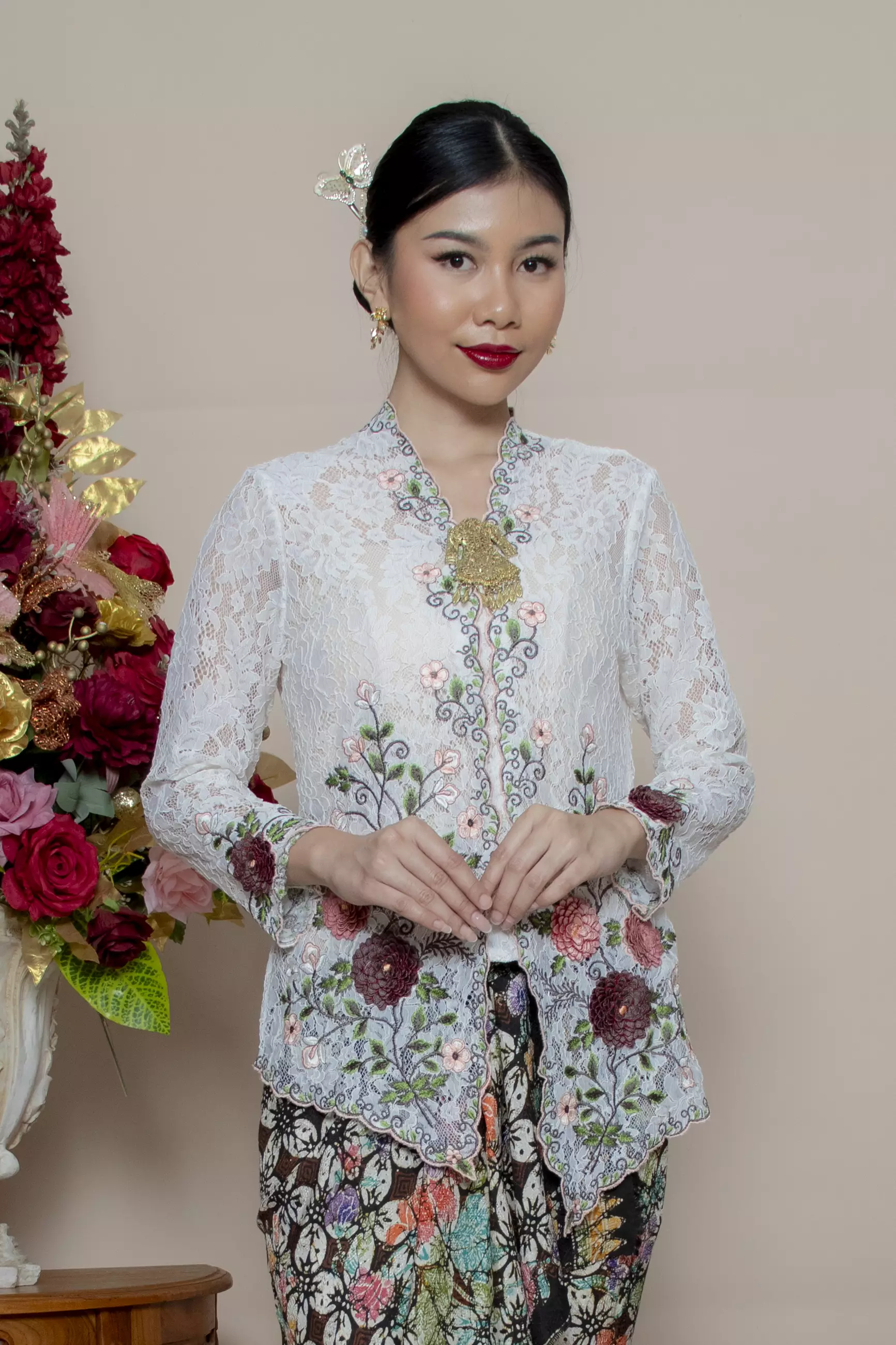 Kebaya Brokat Roses 3 Dimensi in White Color