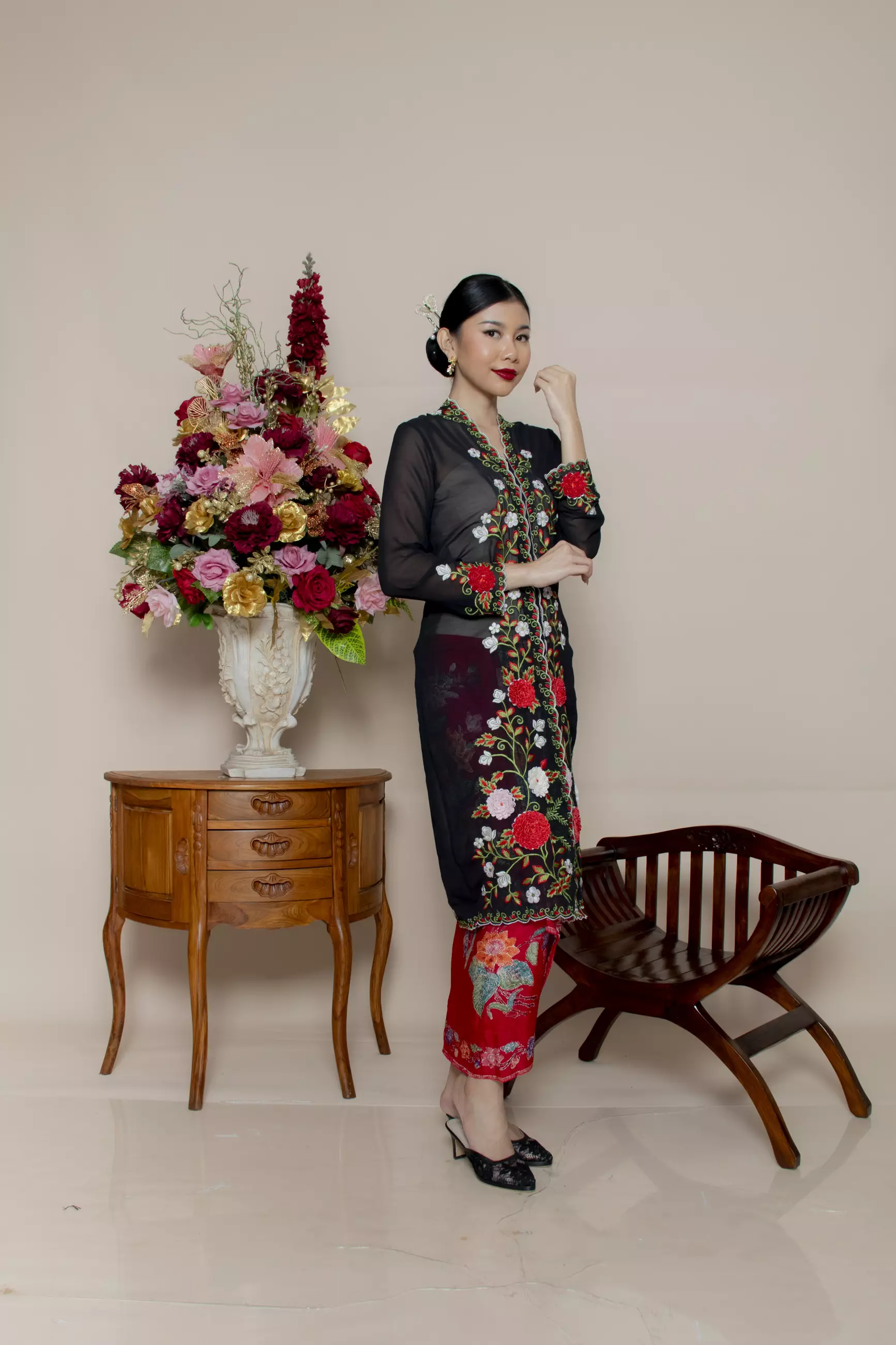 Kebaya Panjang Rose 3 Dimensi dalam warna hitam