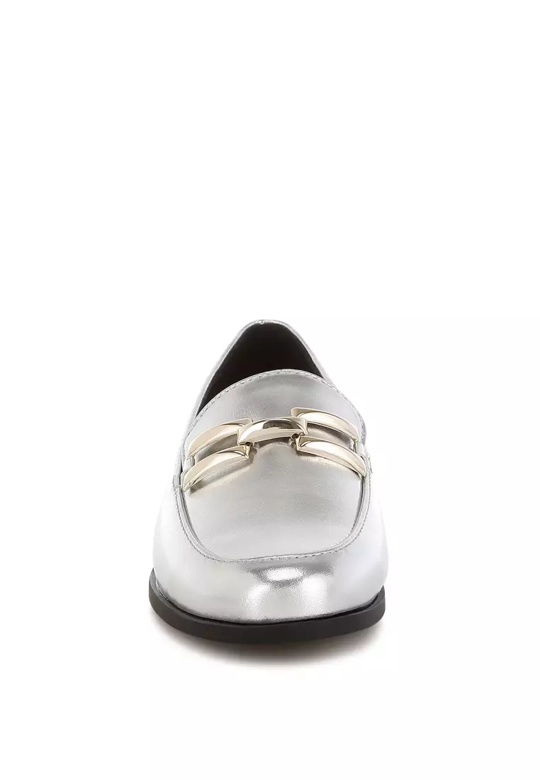 Sepatu Loafer Metalik Berdetail Horsebit dalam Warna Perak