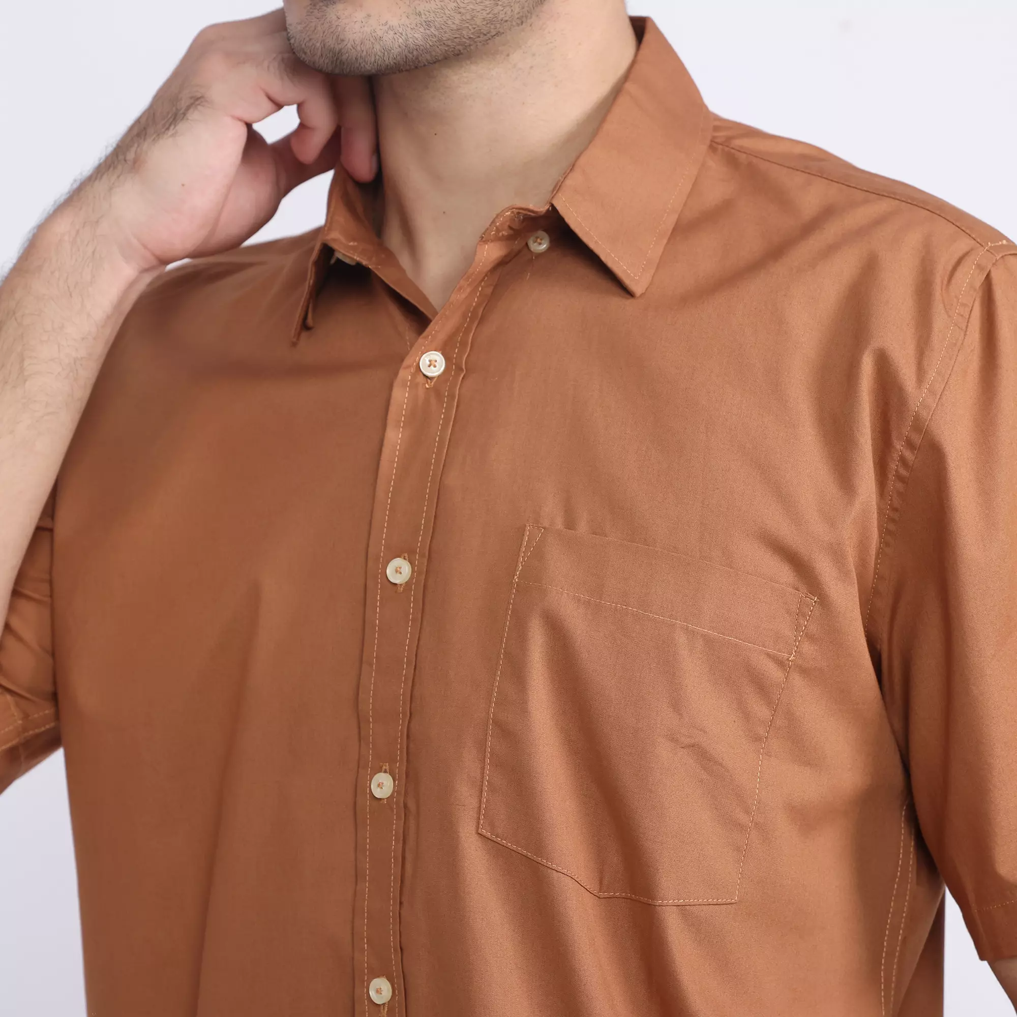 LARUSSO Kemeja Poplin Slim Fit Pria Lengan Pendek - Mocha