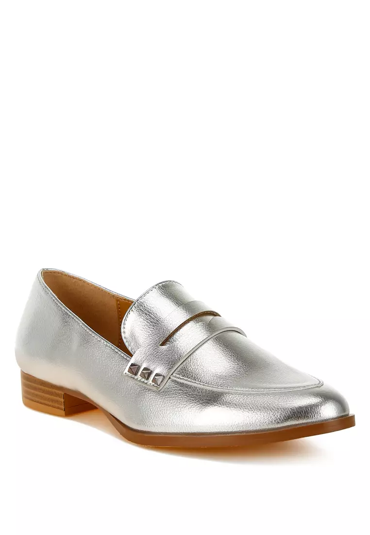 Sepatu Loafer Metalik Penny Strap dalam Warna Perak