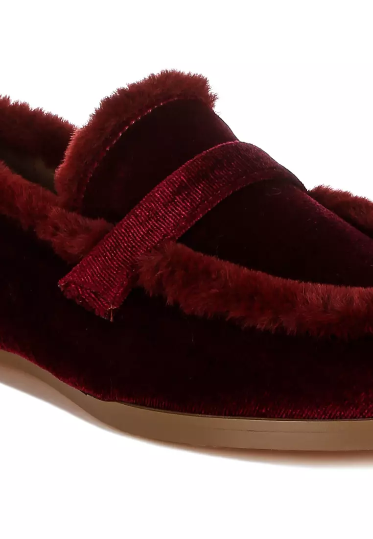 Sepatu Loafer Beludru Detail Bulu Warna Burgundy