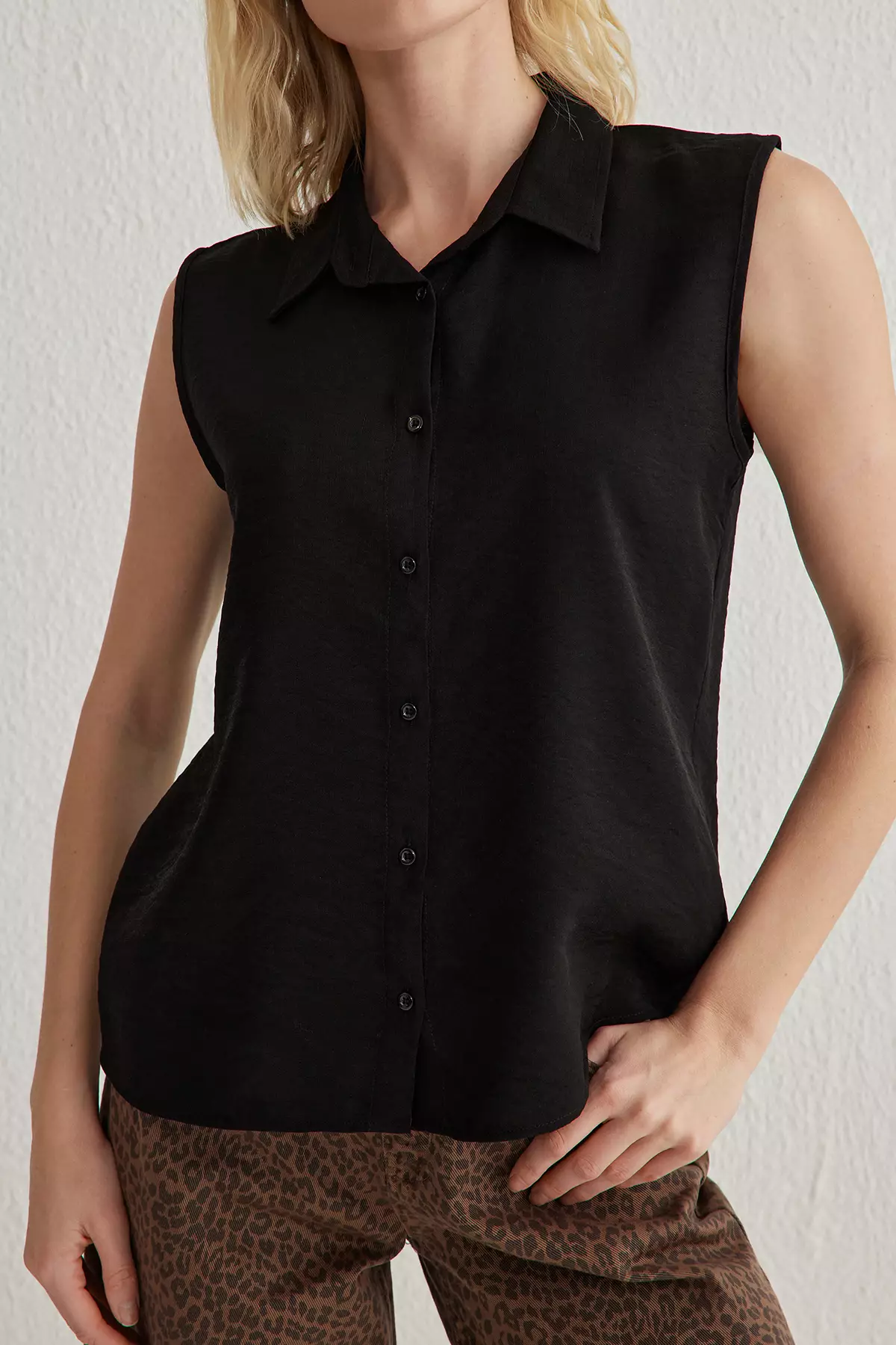 Black Plain Sleeveless Regular Shirt