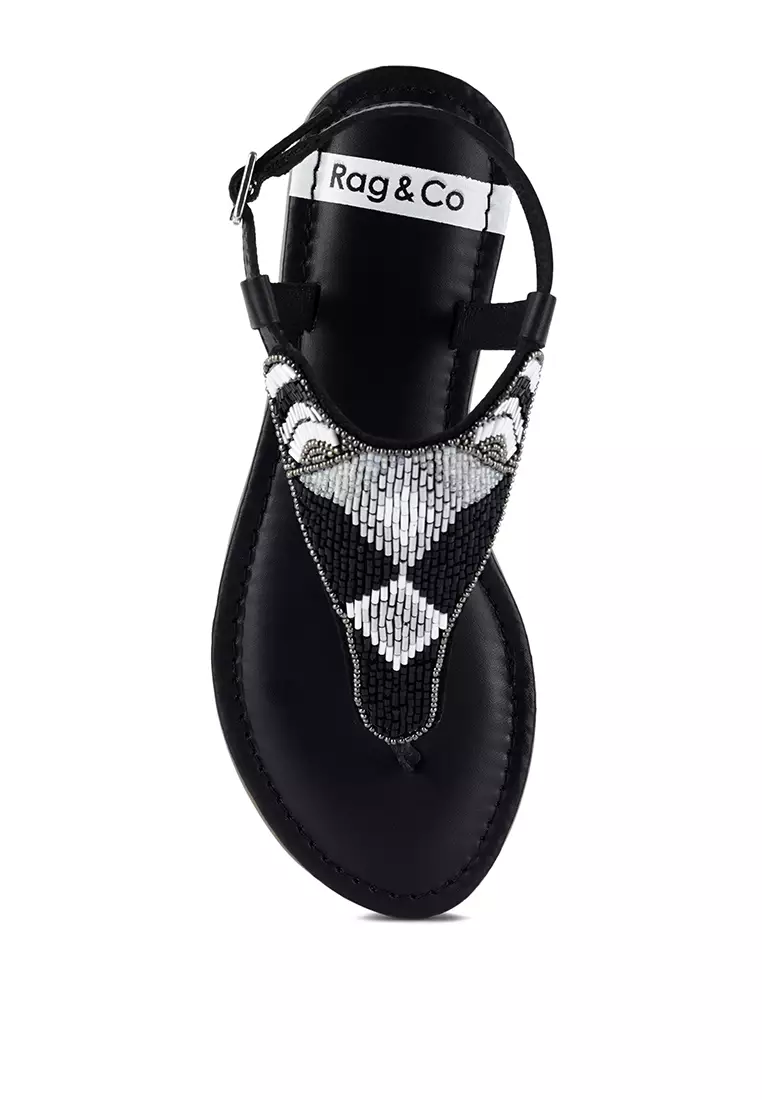 Sandal Datar dengan Gesper Pin dan Manik-manik Warna Hitam