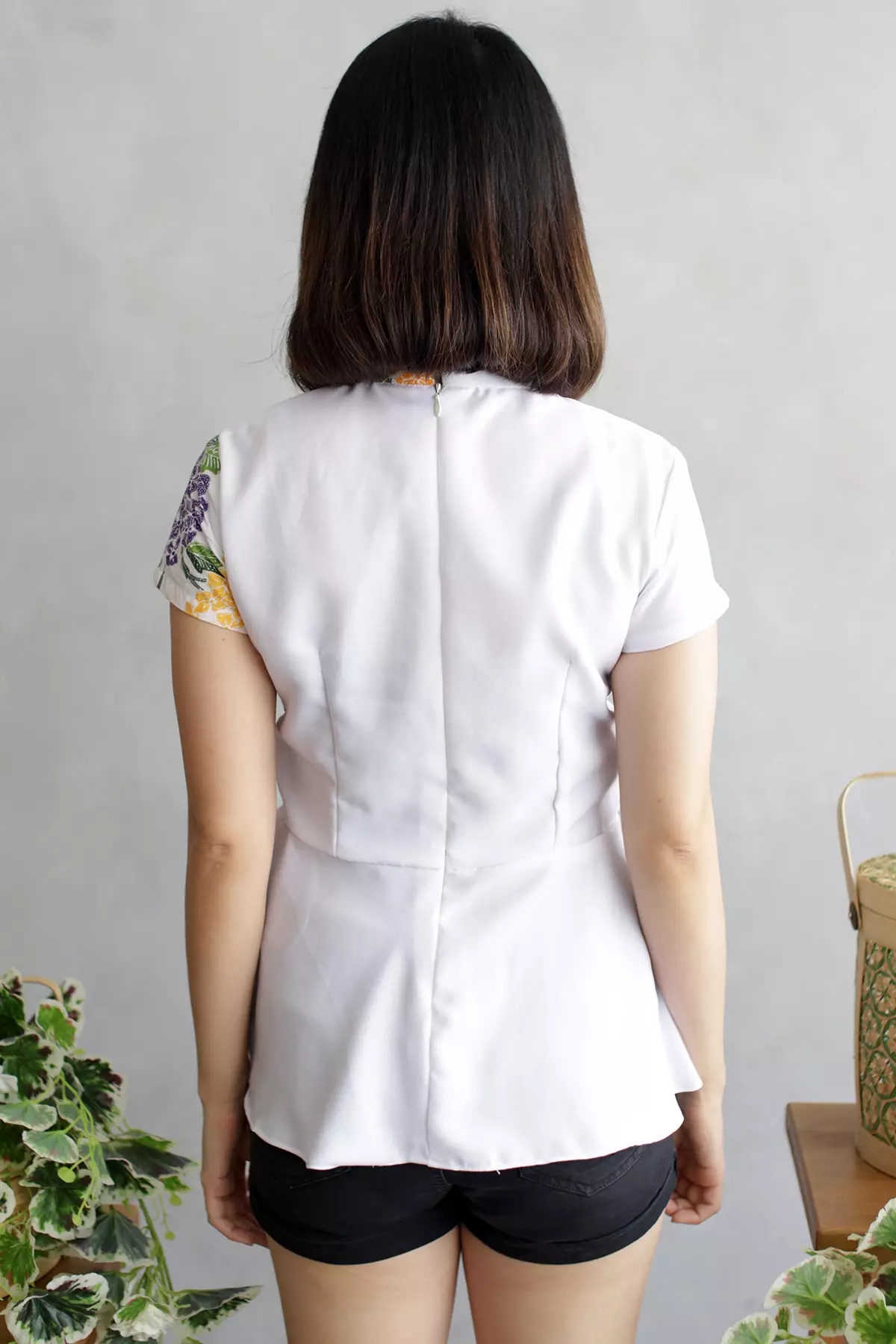 Asmiani Encim Putih Shoka Batik Top