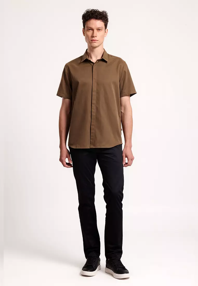 MANZONE - Kemeja Lengan Pendek Pria Bennet 04 Modern Fit - Olive Warna OLIVE