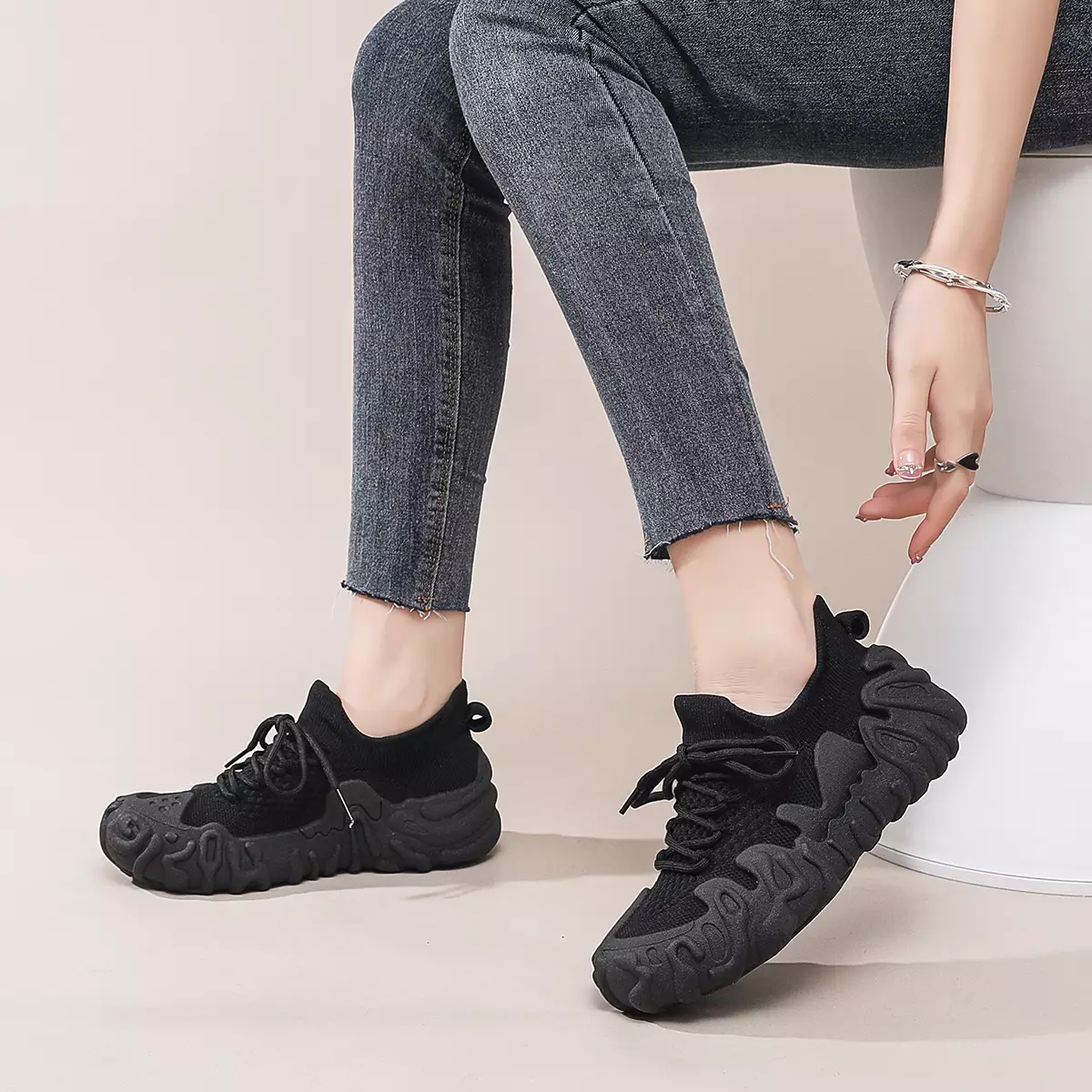 Sepatu Sneakers Hitam Wanita | Sporty, Fashionable, & Nyaman